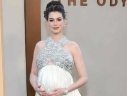 Anne Hathaway Akui Kaget Bisa Hamil Anak Ketiga di Usia 43 Tahun