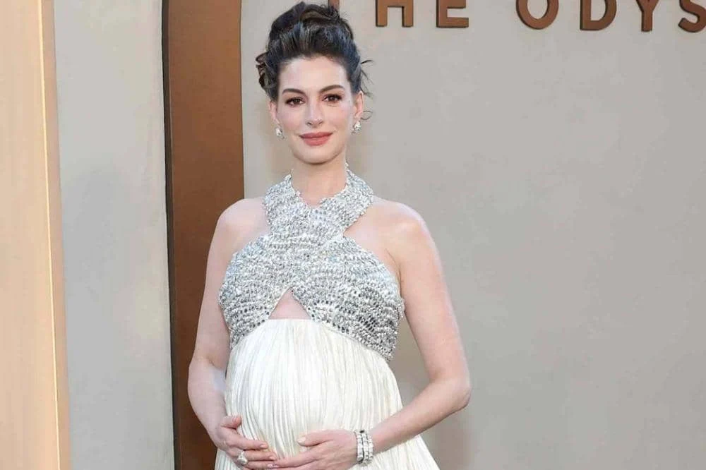 Anne Hathaway Akui Kaget Bisa Hamil Anak Ketiga di Usia 43 Tahun