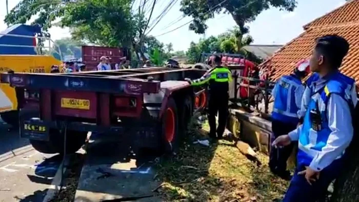 Detik-Detik Kecelakaan Maut di Pasuruan, Truk Rem Blong Tabrak Kendaraan dan Rumah
