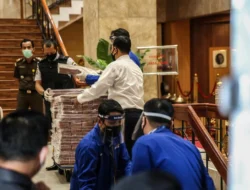 Don Ritto Tertunduk saat Tiba di Kejagung, Polri Pastikan Barang Bukti Emas dan Uang Asli