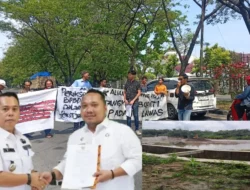 Geruduk Kejati Sumbar, Massa Desak Kajati Dicopot Terkait Dugaan Penjemputan Paksa Peserta Aksi