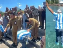 Janji Fans Sejati: Kadispora Ternate Sutopo Abdullah Cemplung ke Laut dengan Seragam Argentina