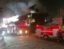 Kafe di Ciracas Terbakar Hebat, Enam Unit Damkar Dikerahkan Padamkan Api