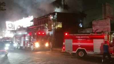 Kafe di Ciracas Terbakar Hebat, Enam Unit Damkar Dikerahkan Padamkan Api