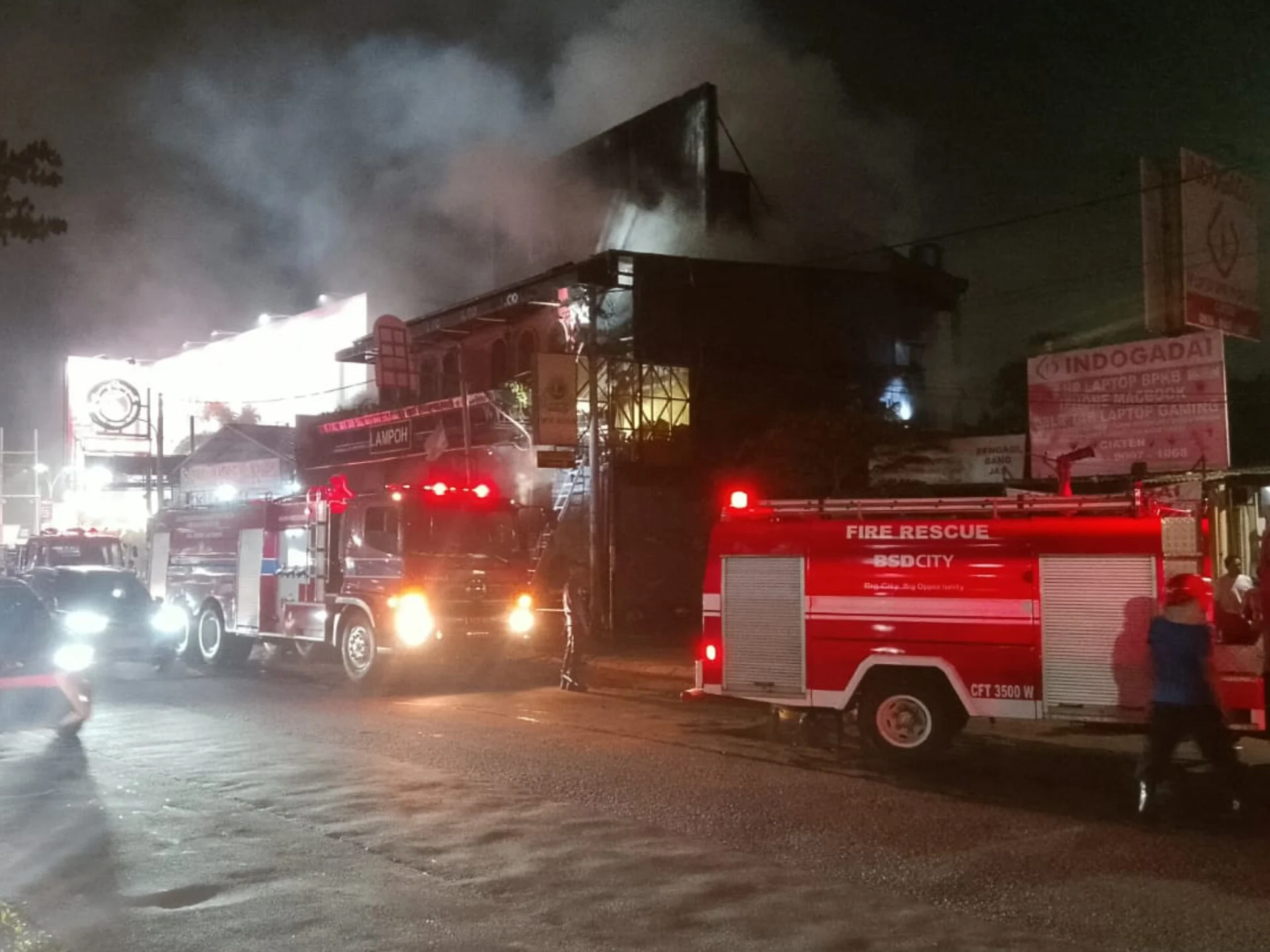 Kafe di Ciracas Terbakar Hebat, Enam Unit Damkar Dikerahkan Padamkan Api