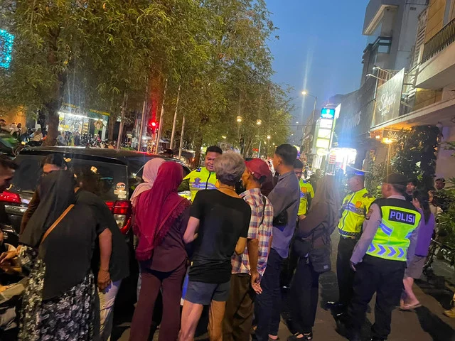 Kakek 74 Tahun Terkunci 2 Jam di Mobil di Yogya, Warga Pecahkan Kaca untuk Evakuasi