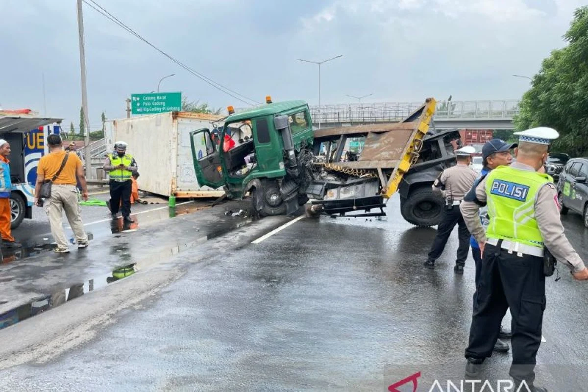 Kecelakaan Beruntun 6 Kendaraan di Tol JORR Cakung, Sopir Truk Kontainer Tewas