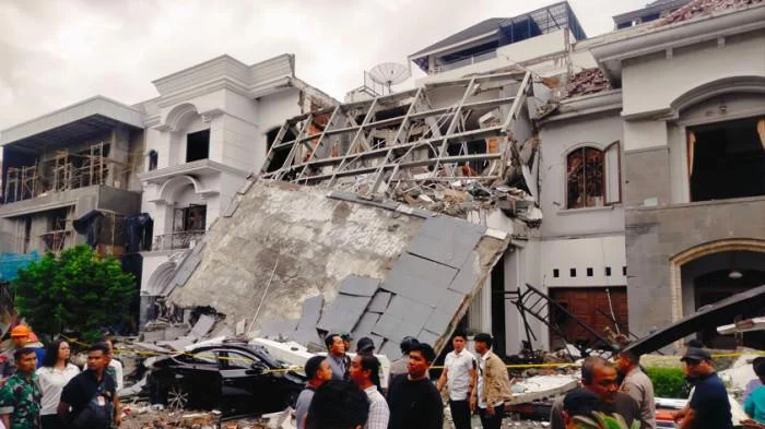 Kesaksian Warga Lihat Detik-detik Rumah Mewah di Polonia Meledak, Diduga Masih Ada Orang Terjebak