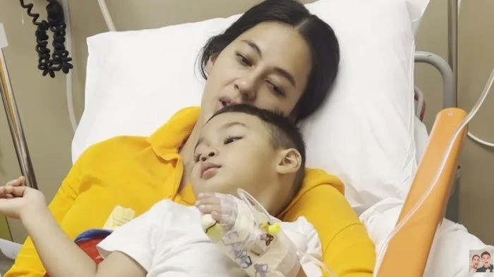 Kiano Tiger Wong Dirawat di Rumah Sakit, Baim Wong dan Paula Verhoeven Kompak Menemani