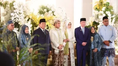 Momen Langka: Prabowo, Jokowi, SBY, dan Gibran Duduk Bersama di Resepsi Pernikahan