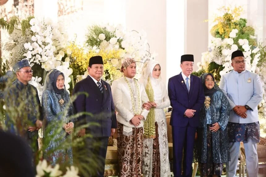 Momen Langka: Prabowo, Jokowi, SBY, dan Gibran Duduk Bersama di Resepsi Pernikahan