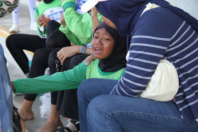 Tangis Pecah di Garis Finis usai Tongkat Estafet Jatuh di MilkLife Athletics Challenge
