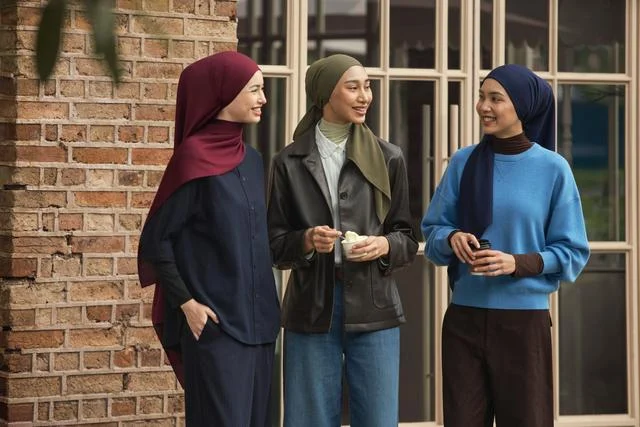 UNIQLO Perkenalkan Koleksi Hijab Perdana di Indonesia, Intip Tiga Variannya