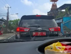 Viral! Innova Reborn Pelat Merah Ugal-ugalan di Tanggamus, Polisi Buru Pengemudi