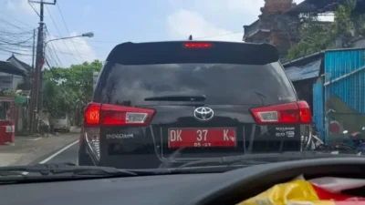 Viral! Innova Reborn Pelat Merah Ugal-ugalan di Tanggamus, Polisi Buru Pengemudi