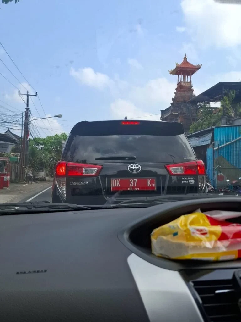 Viral! Innova Reborn Pelat Merah Ugal-ugalan di Tanggamus, Polisi Buru Pengemudi