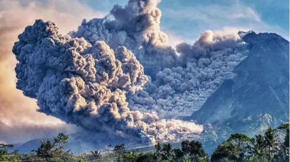 Aktivitas Vulkanik Meningkat, Ancaman Abu Erupsi Meluas dari Gunung Merapi hingga Semeru