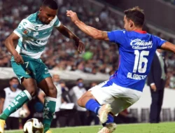 Cruz Azul vs Santos Laguna 1-0: Gol Dramatis Jose Paradela Jadi Penentu