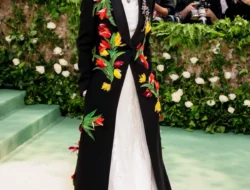 Kontroversi Pameran John Galliano di Met Gala Berujung Tekanan Besar bagi Anna Wintour