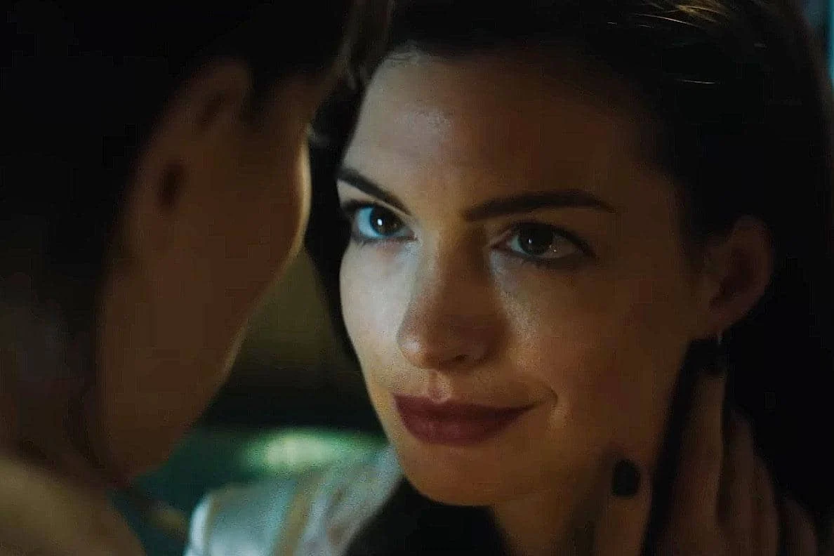Anne Hathaway Curi Perhatian Lewat Verity dan Proyek Days of Thunder 2