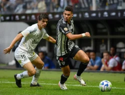 Atlético-MG vira sobre o Santos nos acréscimos e mantém embalo no Brasileirão