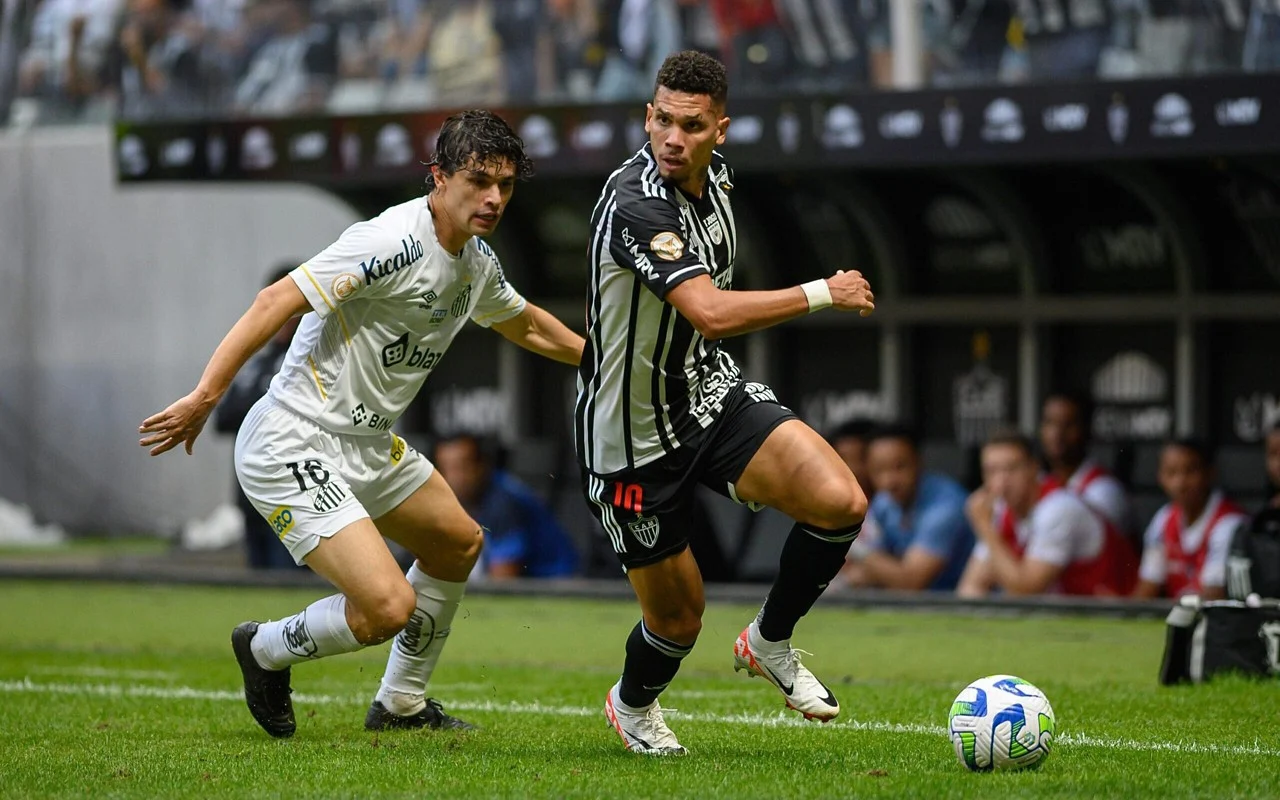 Atlético-MG vira sobre o Santos nos acréscimos e mantém embalo no Brasileirão