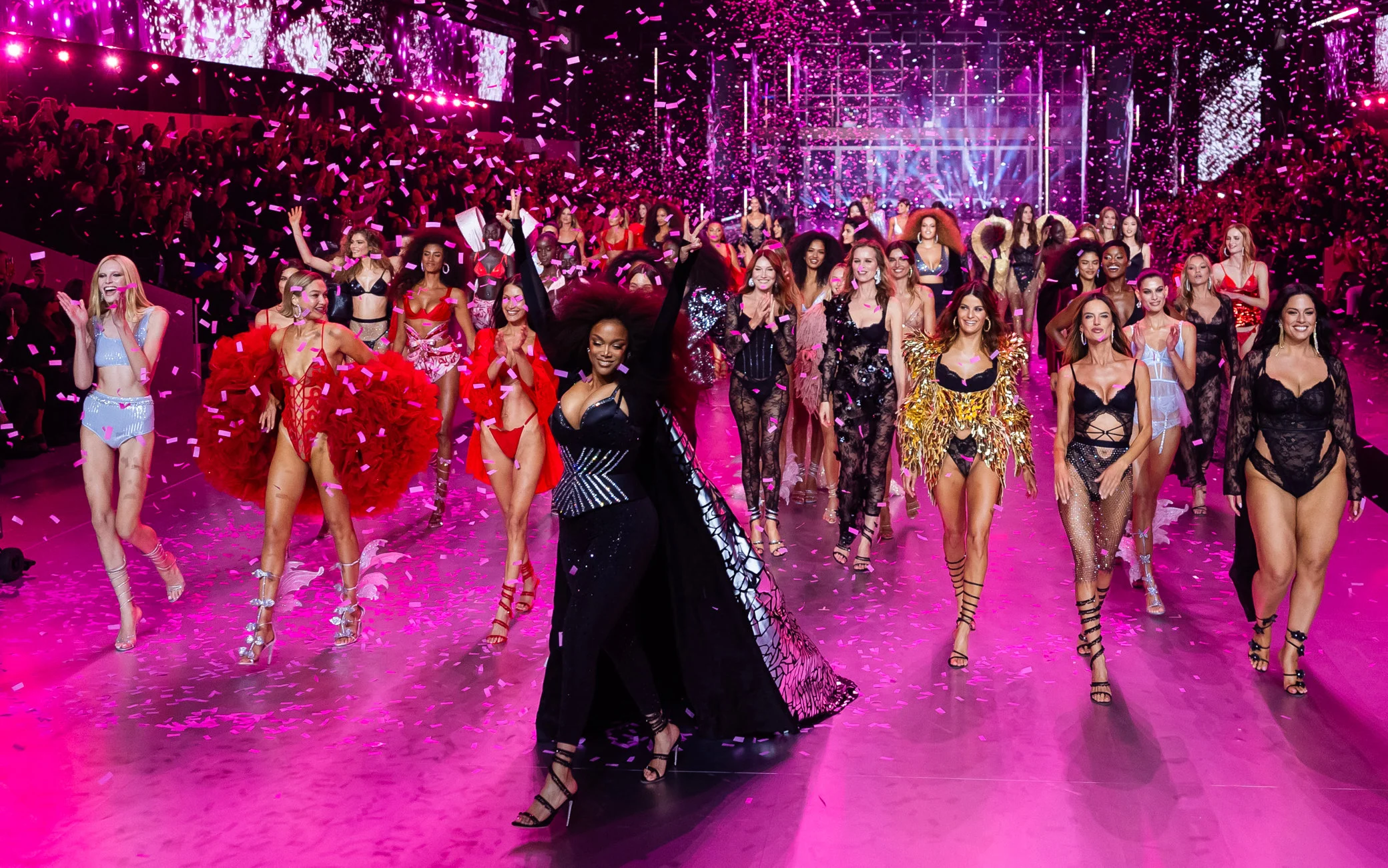Candice Swanepoel Kembali Memukau di Victoria's Secret Show 2026 dan Pamer Busana Renang