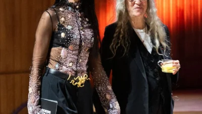 Dua Lipa Curi Perhatian di London Literature Festival, dari Gaya hingga Momen Emosional dengan Patti Smith