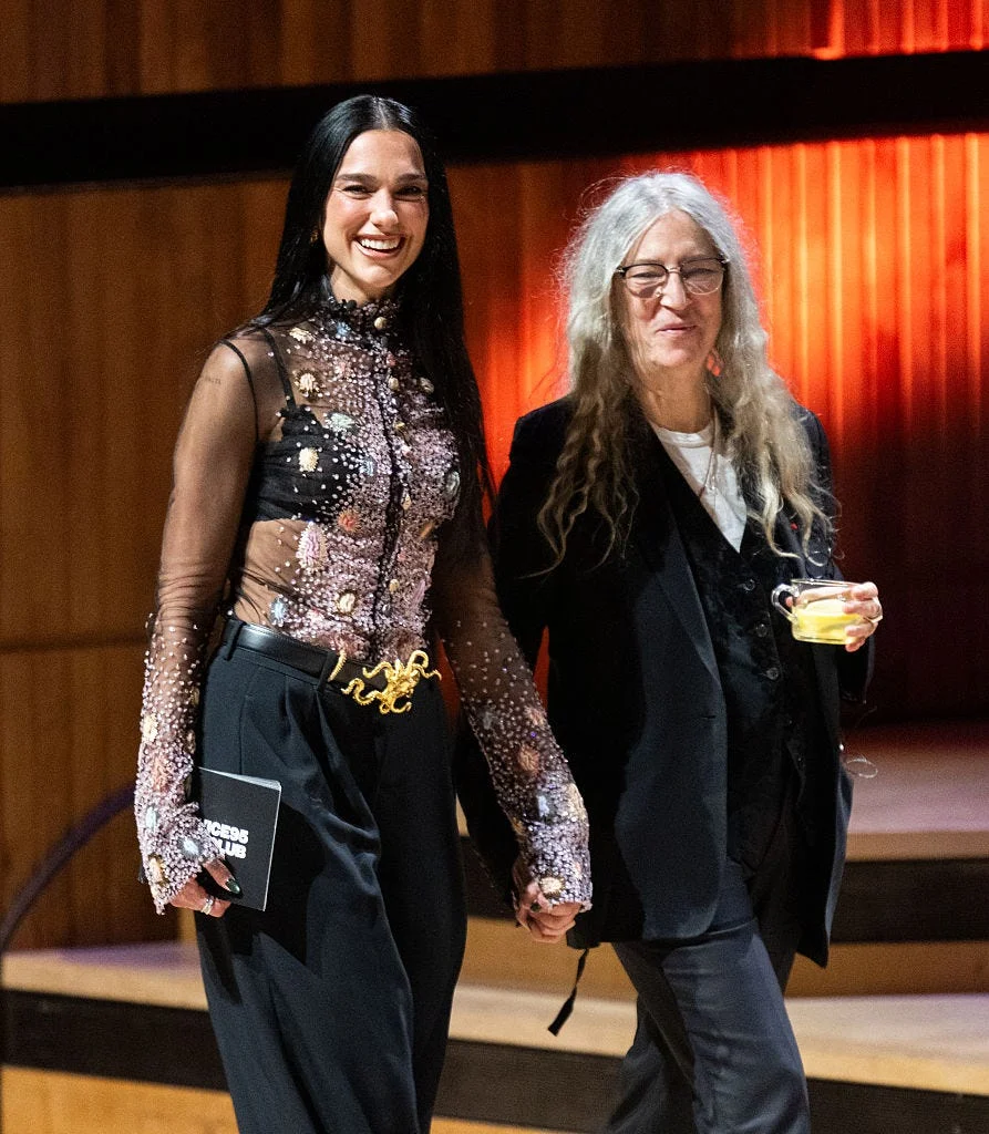 Dua Lipa Curi Perhatian di London Literature Festival, dari Gaya hingga Momen Emosional dengan Patti Smith