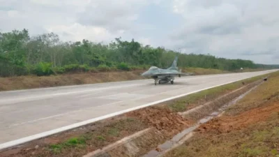 Empat Jet Tempur TNI AU Uji Pendaratan Darurat di Tol Pasuruan–Probolinggo, Warga Antusias hingga Dua Motor Raib