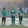 Hereford FC Jaga Laga di Tengah Hujan Deras, Rebut Puncak Klasemen