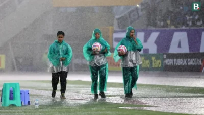 Hereford FC Jaga Laga di Tengah Hujan Deras, Rebut Puncak Klasemen