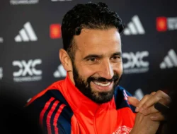 Krisis Manchester United: Gullit Minta Kesabaran, Martinez Minta Maaf Usai Kritik Manajemen