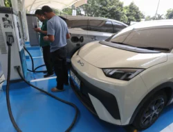 Mobil Listrik Seruduk Motor Antre BBM di Jembrana, Polisi Sebut Penyebabnya Kurang Konsentrasi