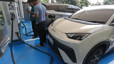 Mobil Listrik Seruduk Motor Antre BBM di Jembrana, Polisi Sebut Penyebabnya Kurang Konsentrasi
