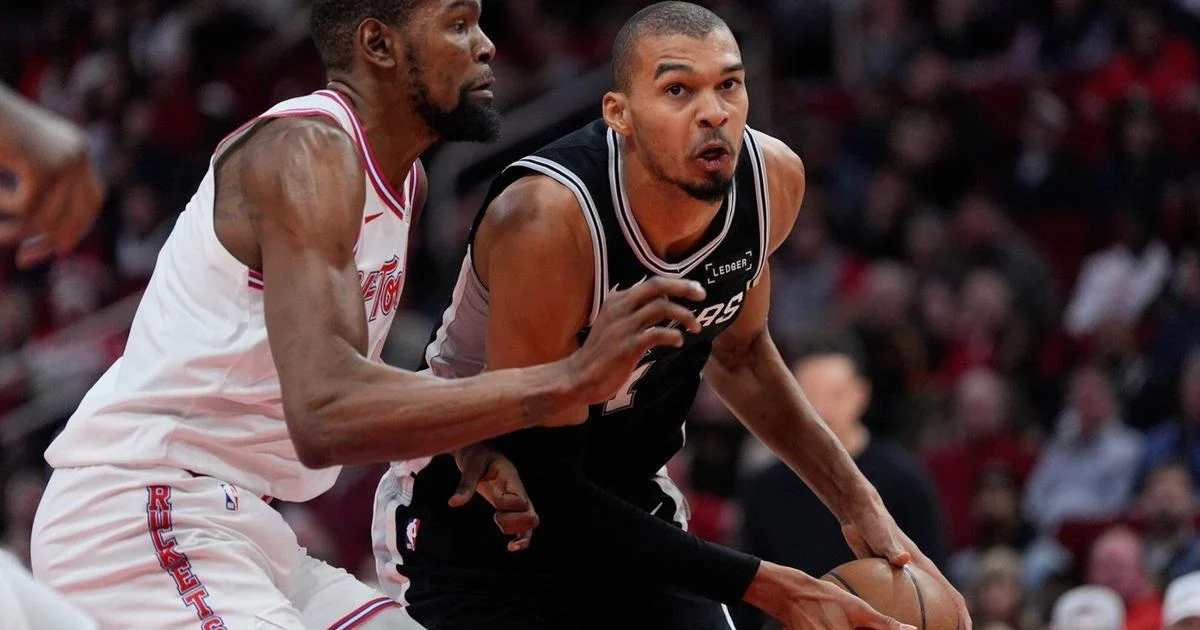 Spurs Kalah Tipis 110-114 dari Rockets, Wembanyama Diblok di Detik Akhir
