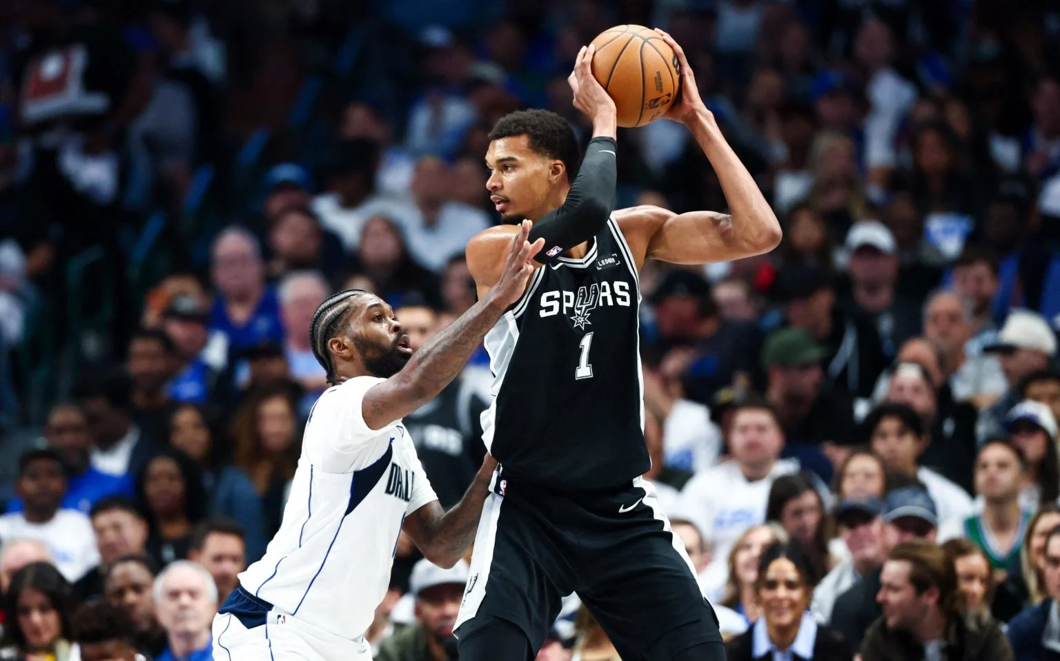 Spurs Tumbangkan Mavericks 122-106, Wembanyama Pimpin Kemenangan Pertama Musim Ini